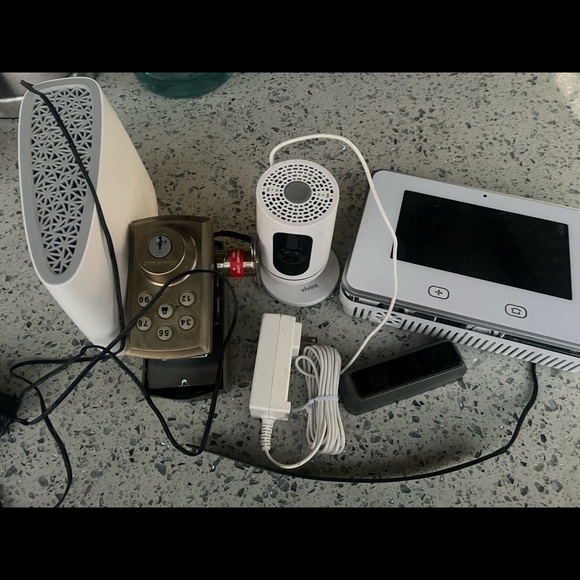 Vivint Home Security System Comes With 5 Outdoor Cameras 1 Indoor Camera - Picture 1 of 5